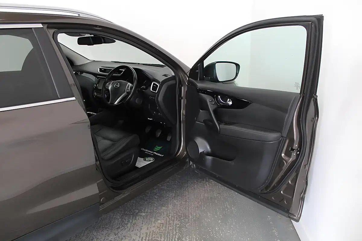 Used 2016 Nissan Qashqai Tekna Bronze - Interior and Exterior details 12