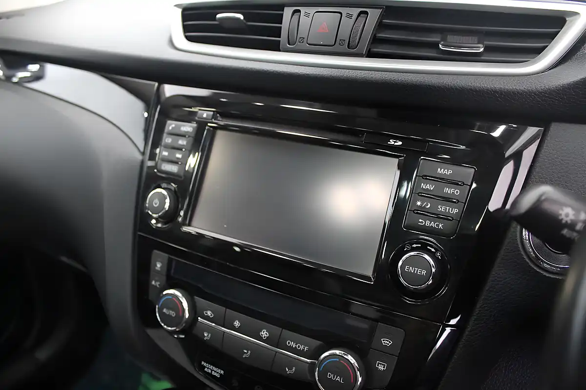 Used 2016 Nissan Qashqai Tekna Bronze - Interior and Exterior details 15