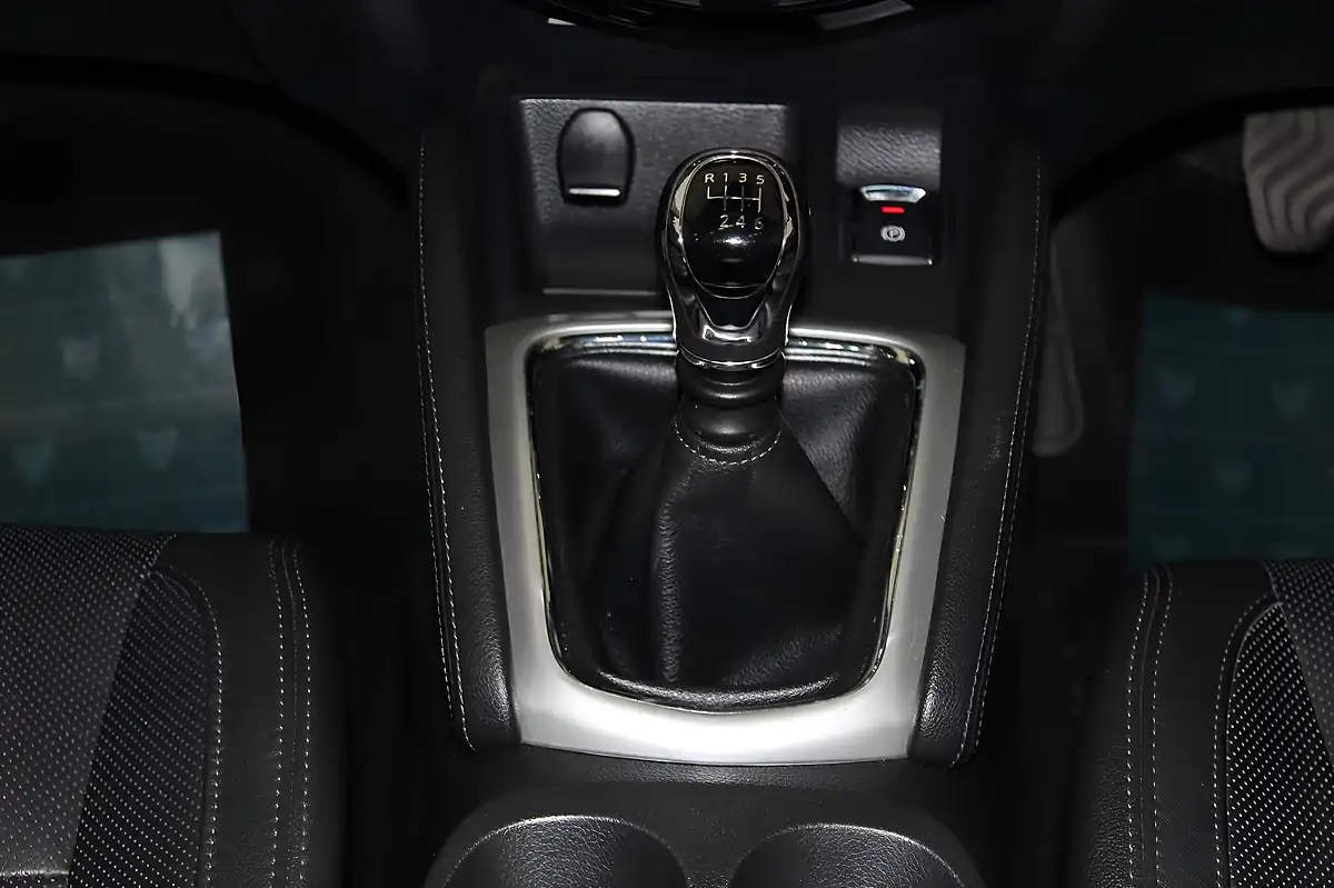 Used 2016 Nissan Qashqai Tekna Bronze - Interior and Exterior details 16