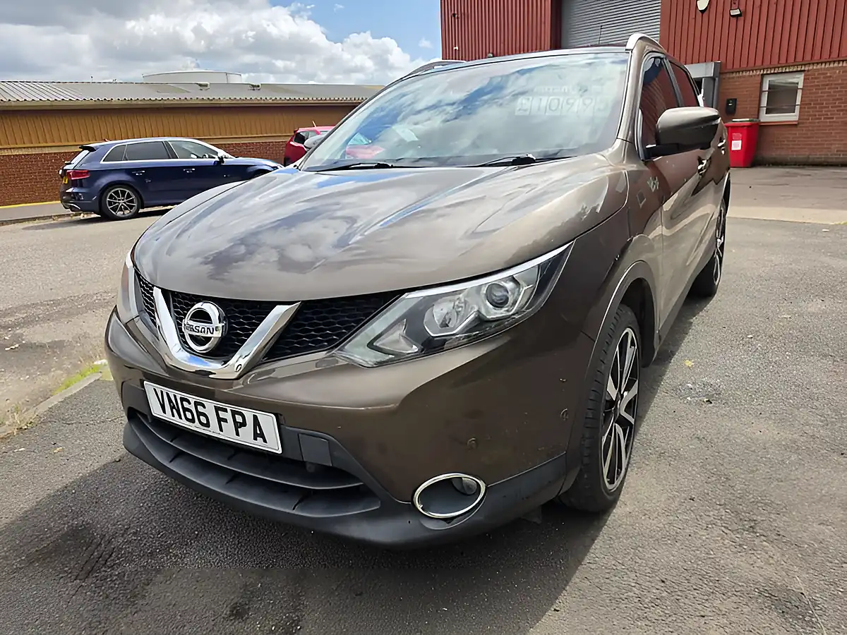 Used 2016 Nissan Qashqai Tekna Bronze - Interior and Exterior details 12
