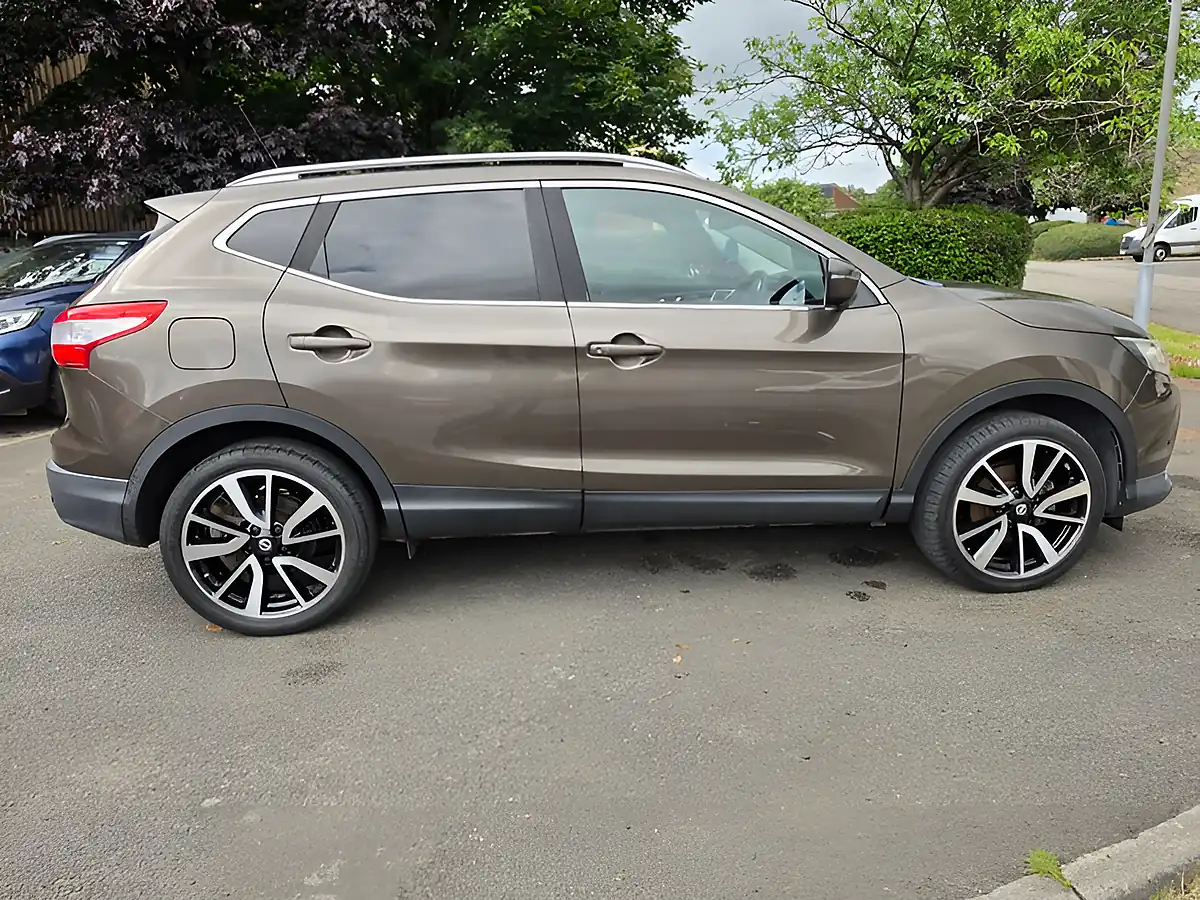 Used 2016 Nissan Qashqai Tekna Bronze - Interior and Exterior details 16