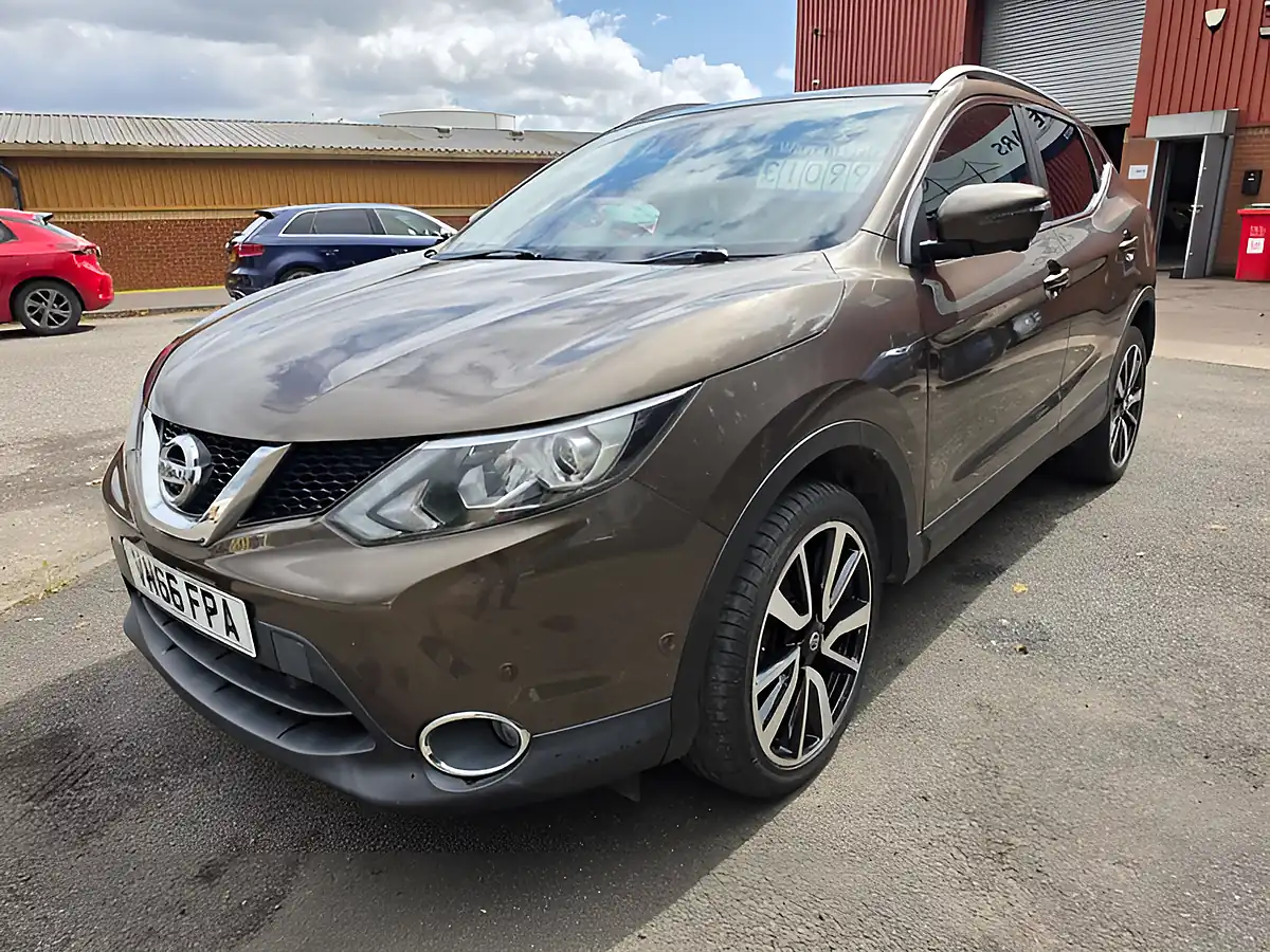 Used 2016 Nissan Qashqai Tekna Bronze - Interior and Exterior details 3