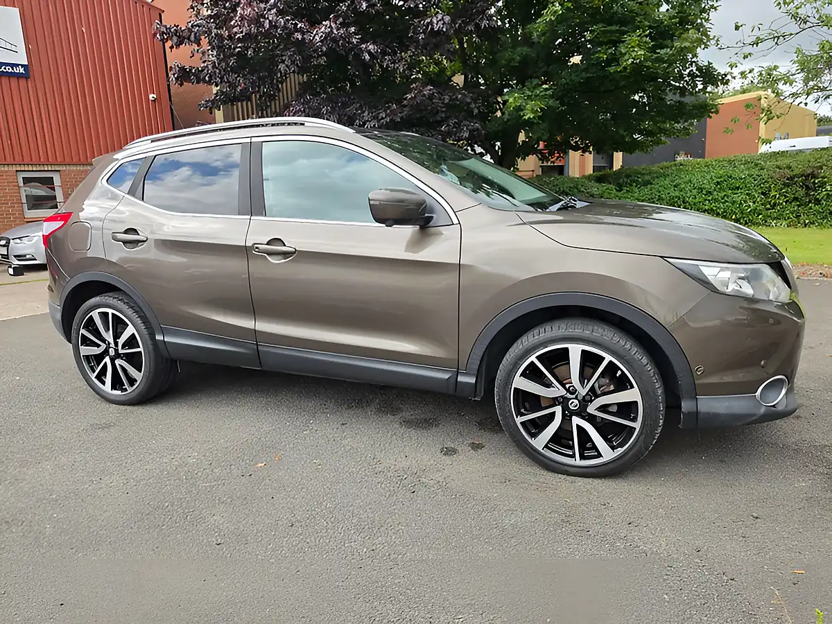 Used 2016 Nissan Qashqai Tekna Bronze - Interior and Exterior details 4