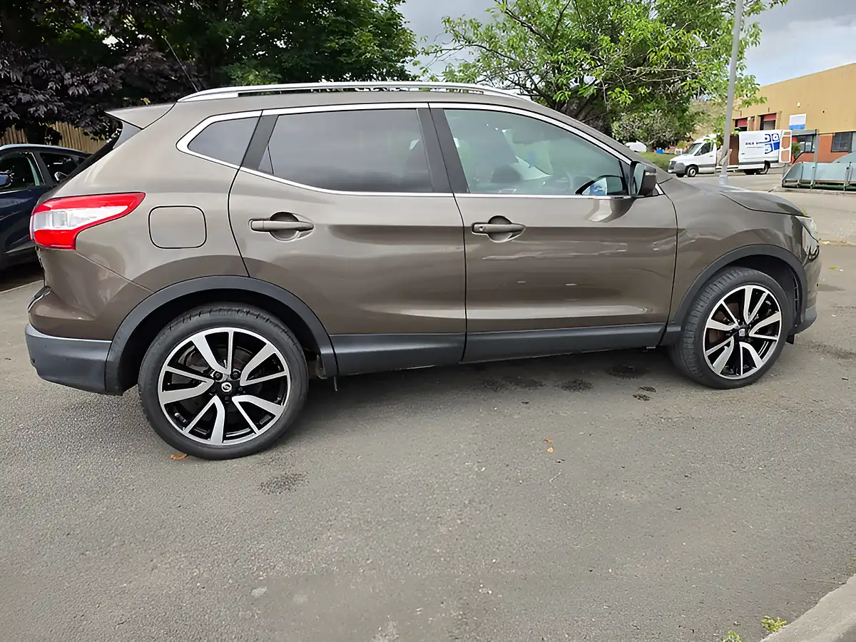 Used 2016 Nissan Qashqai Tekna Bronze - Interior and Exterior details 6