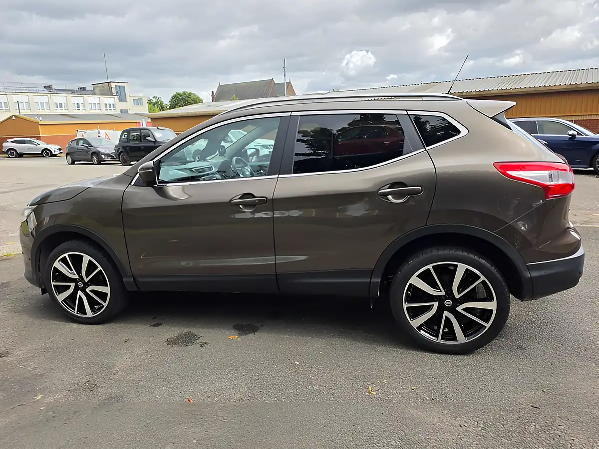 Used 2016 Nissan Qashqai Tekna Bronze - Interior and Exterior details 7
