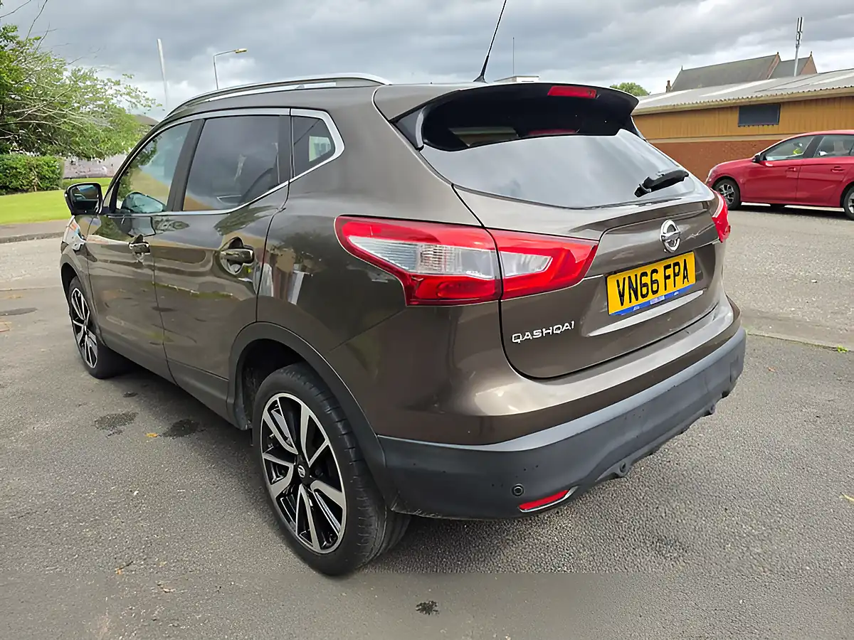 Used 2016 Nissan Qashqai Tekna Bronze - Interior and Exterior details 8