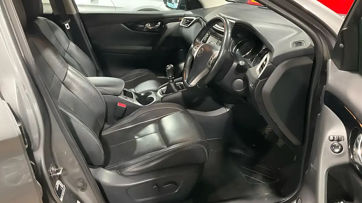 Used 2016 Nissan Qashqai Tekna Grey - Interior and Exterior details 8
