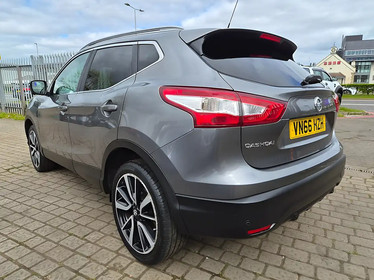 Used 2016 Nissan Qashqai Tekna Grey - Interior and Exterior details 4