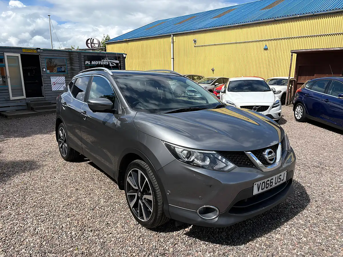 Used 2016 Nissan Qashqai Tekna Grey - Front View