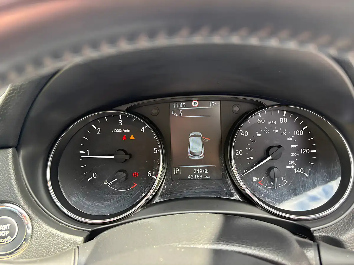 Used 2016 Nissan Qashqai Tekna Grey - Interior and Exterior details 15