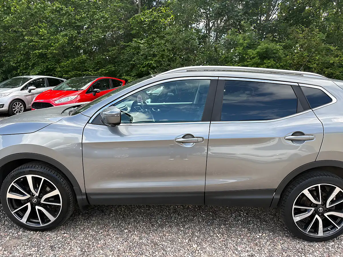 Used 2016 Nissan Qashqai Tekna Grey - Interior and Exterior details 4