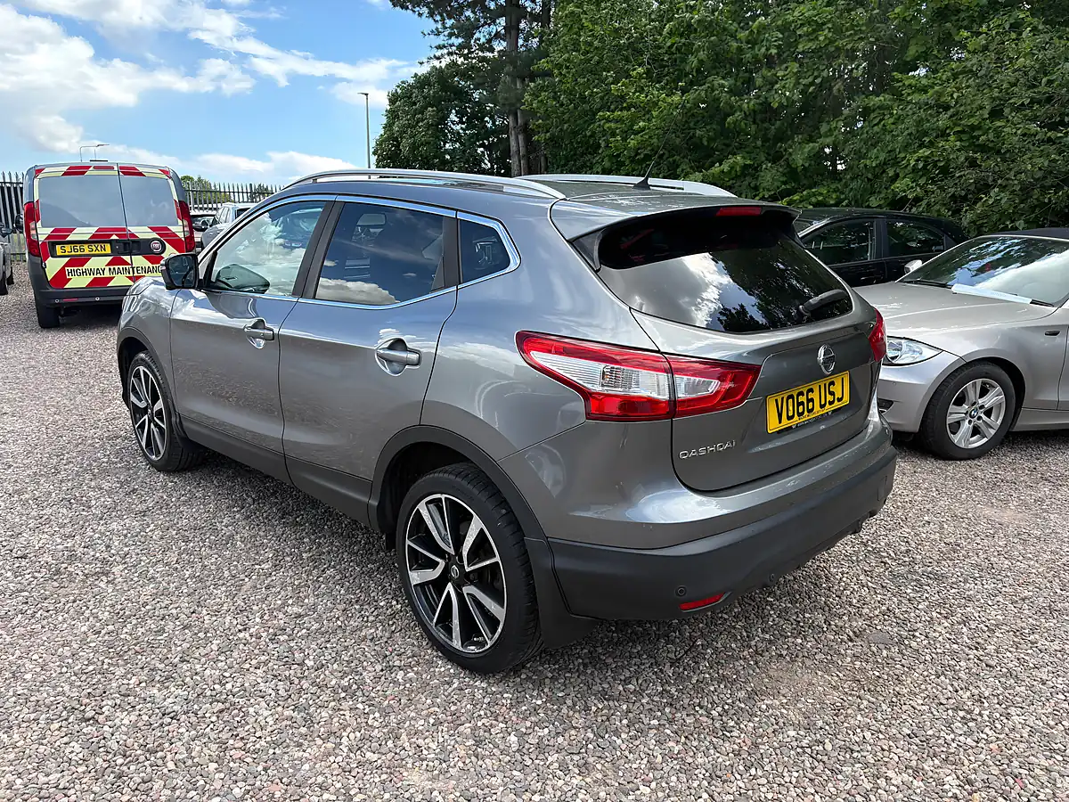 Used 2016 Nissan Qashqai Tekna Grey - Interior and Exterior details 5