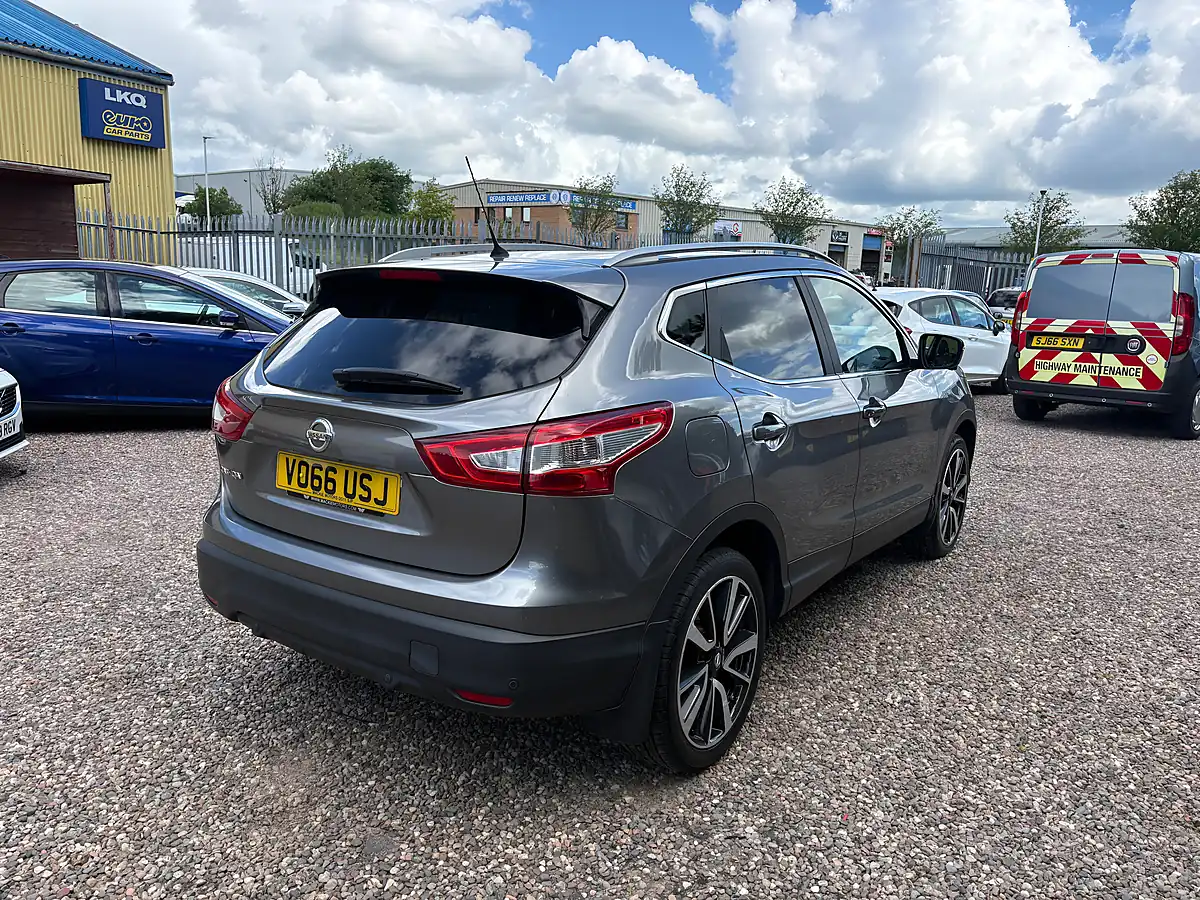 Used 2016 Nissan Qashqai Tekna Grey - Interior and Exterior details 7