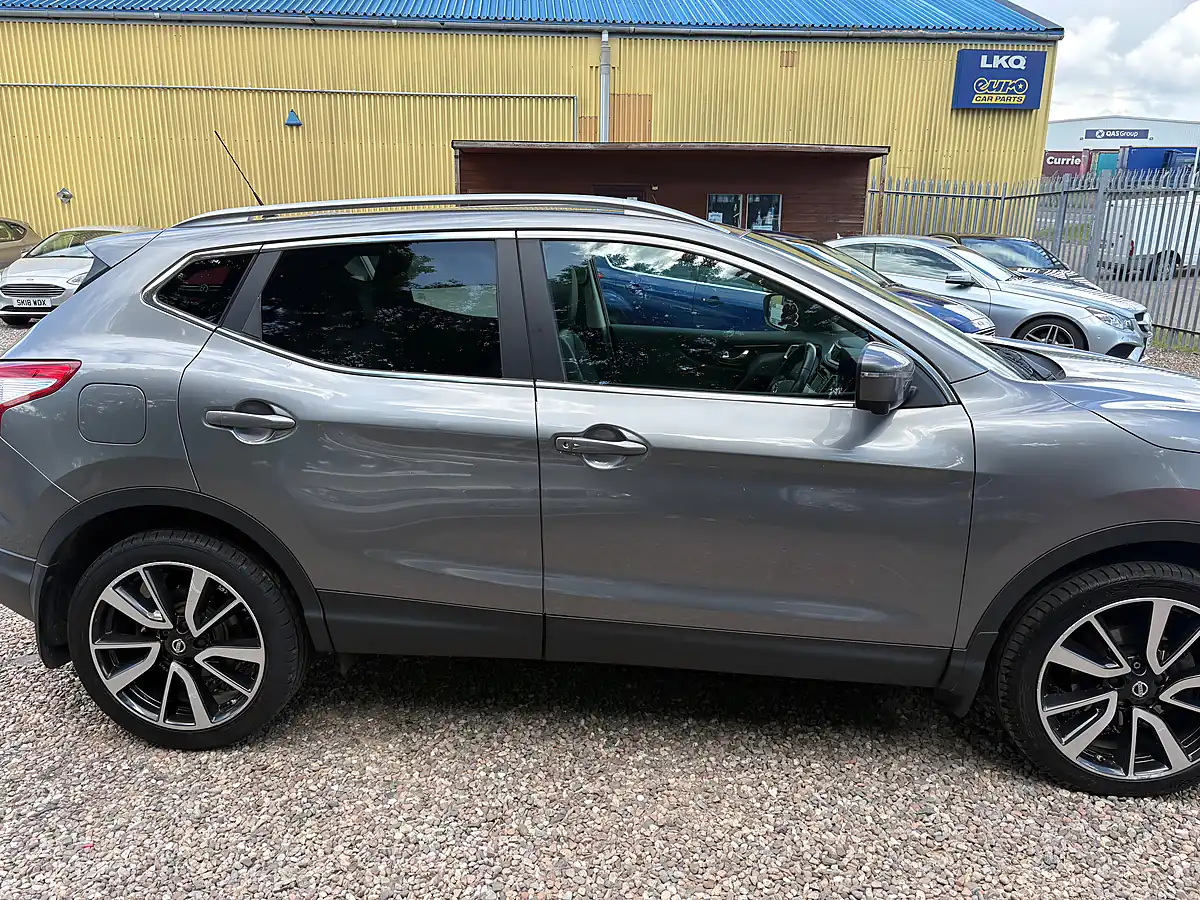 Used 2016 Nissan Qashqai Tekna Grey - Interior and Exterior details 8