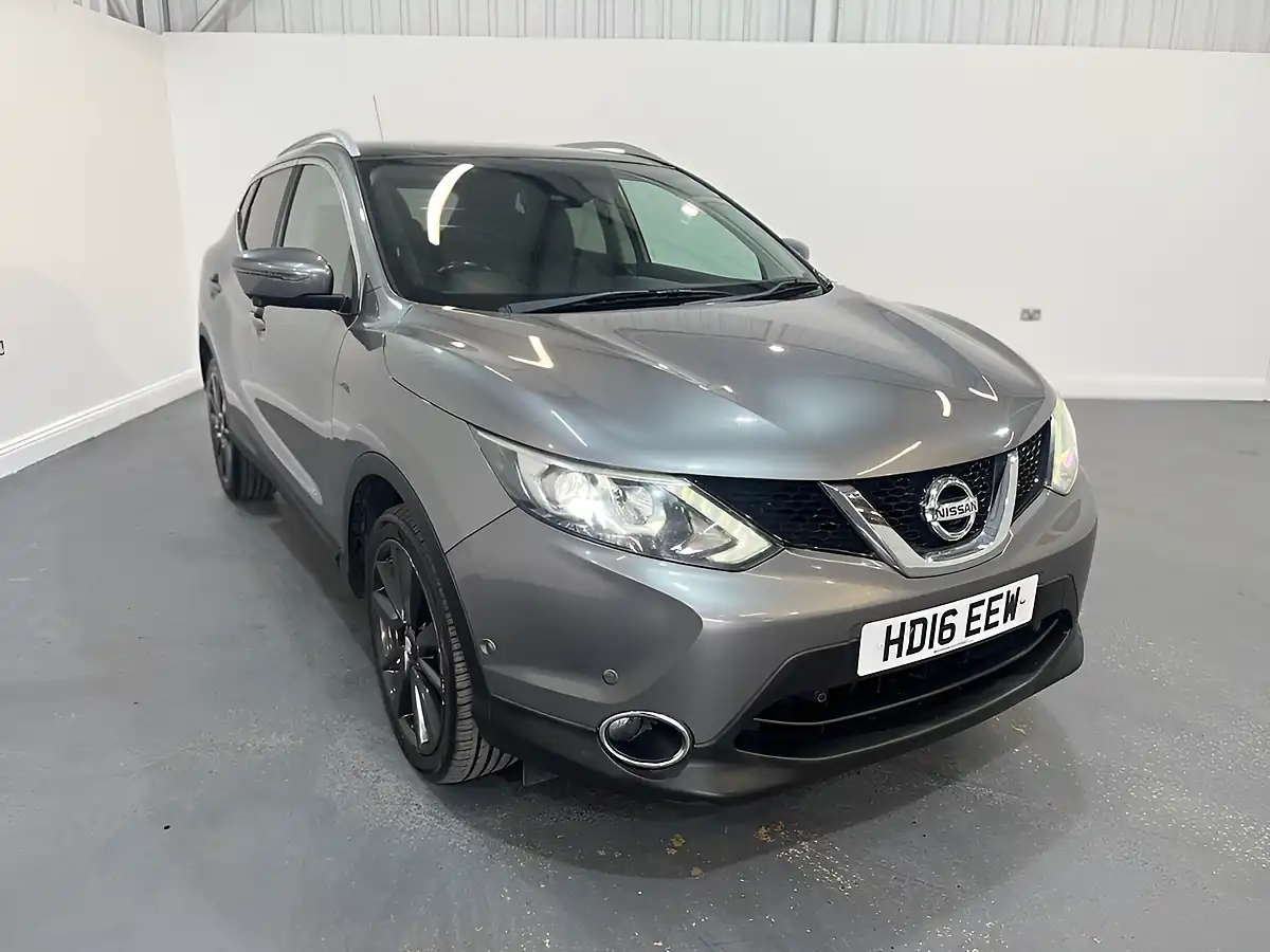 Used 2016 Nissan Qashqai Tekna Grey - Front View