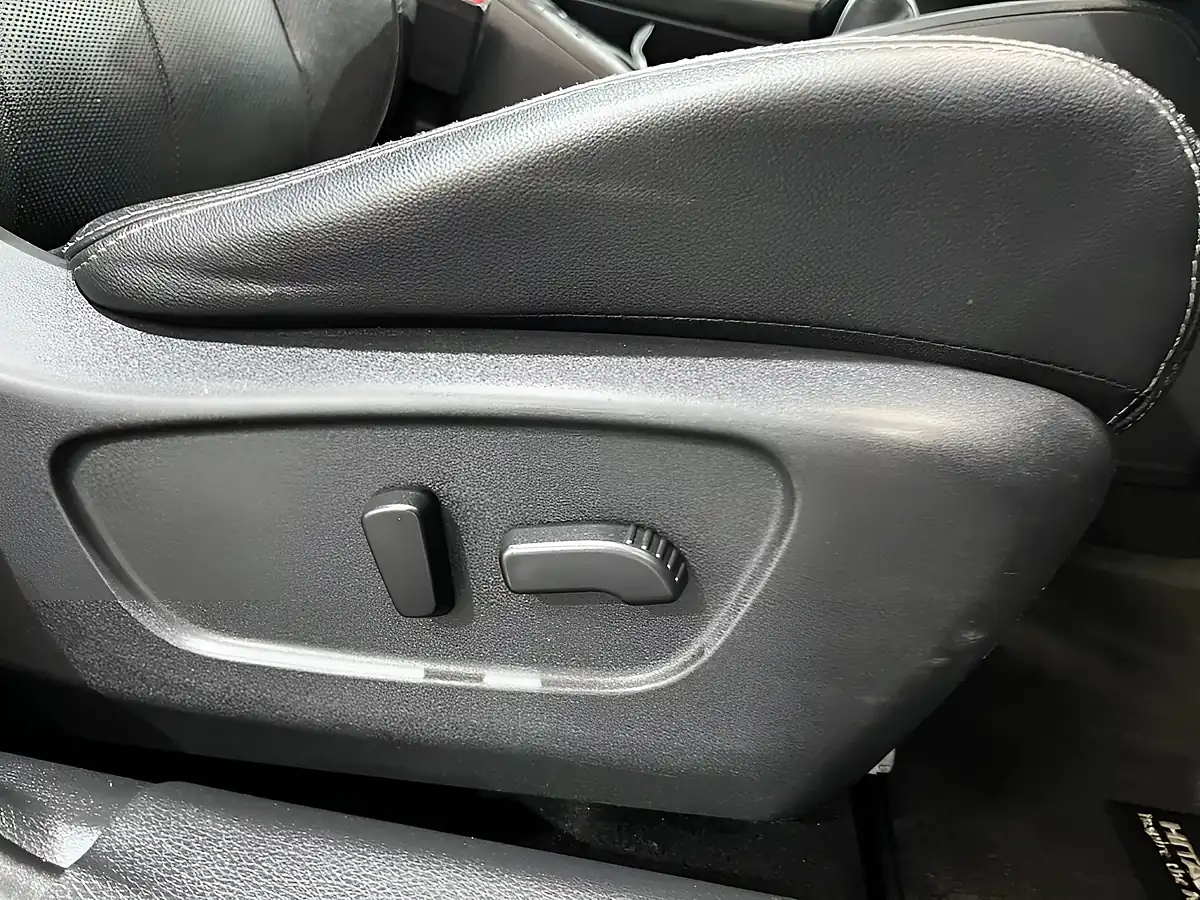 Used 2016 Nissan Qashqai Tekna Grey - Interior and Exterior details 11