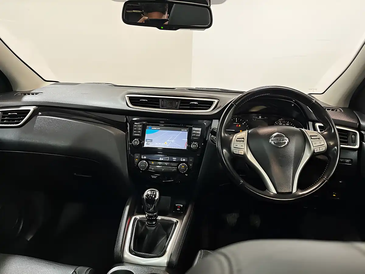 Used 2016 Nissan Qashqai Tekna Grey - Interior and Exterior details 17