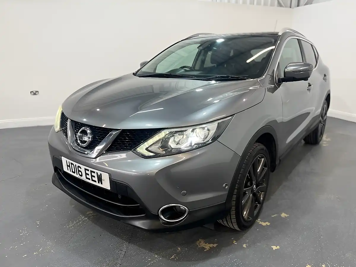 Used 2016 Nissan Qashqai Tekna Grey - Interior and Exterior details 3