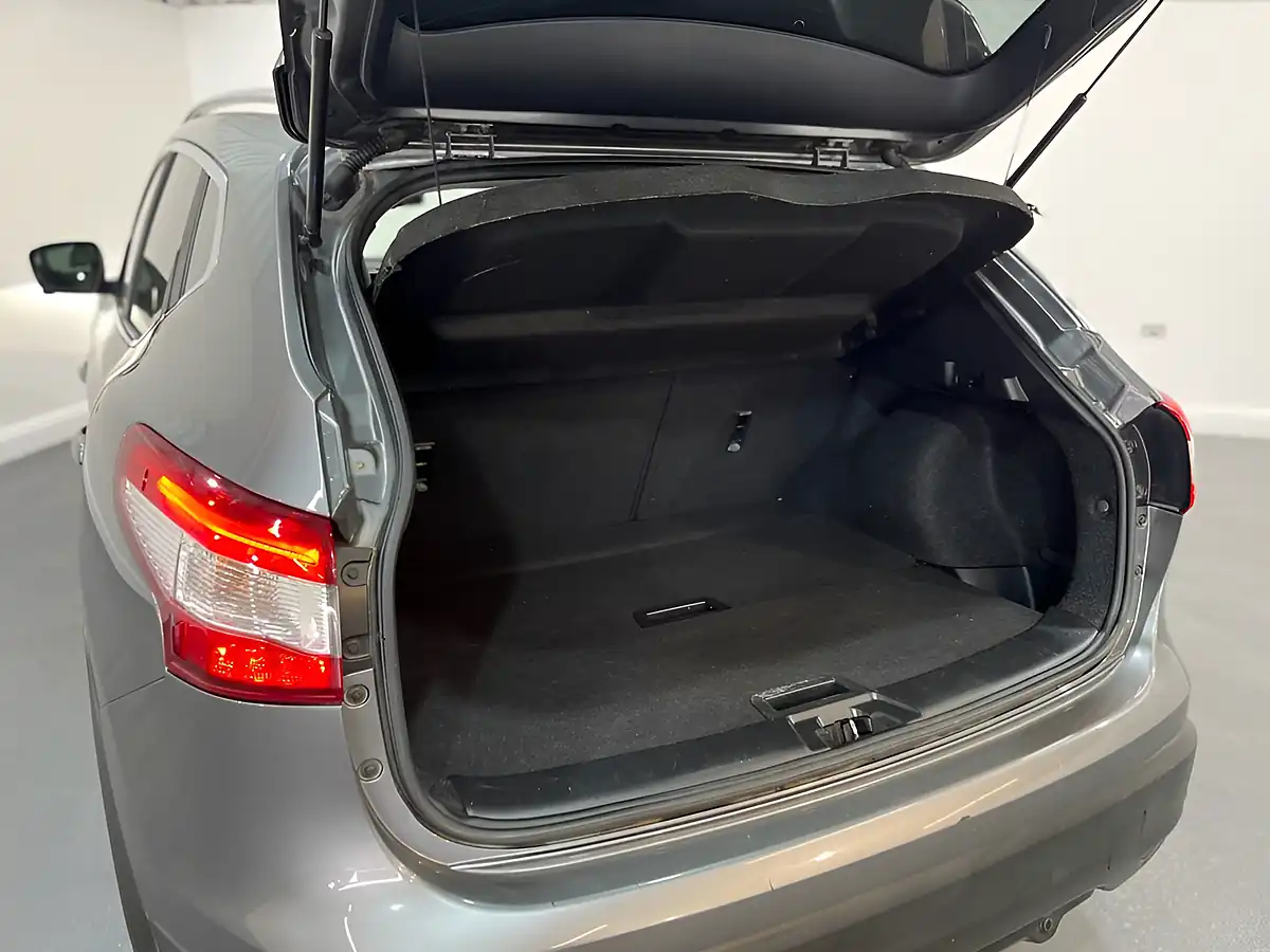 Used 2016 Nissan Qashqai Tekna Grey - Interior and Exterior details 8