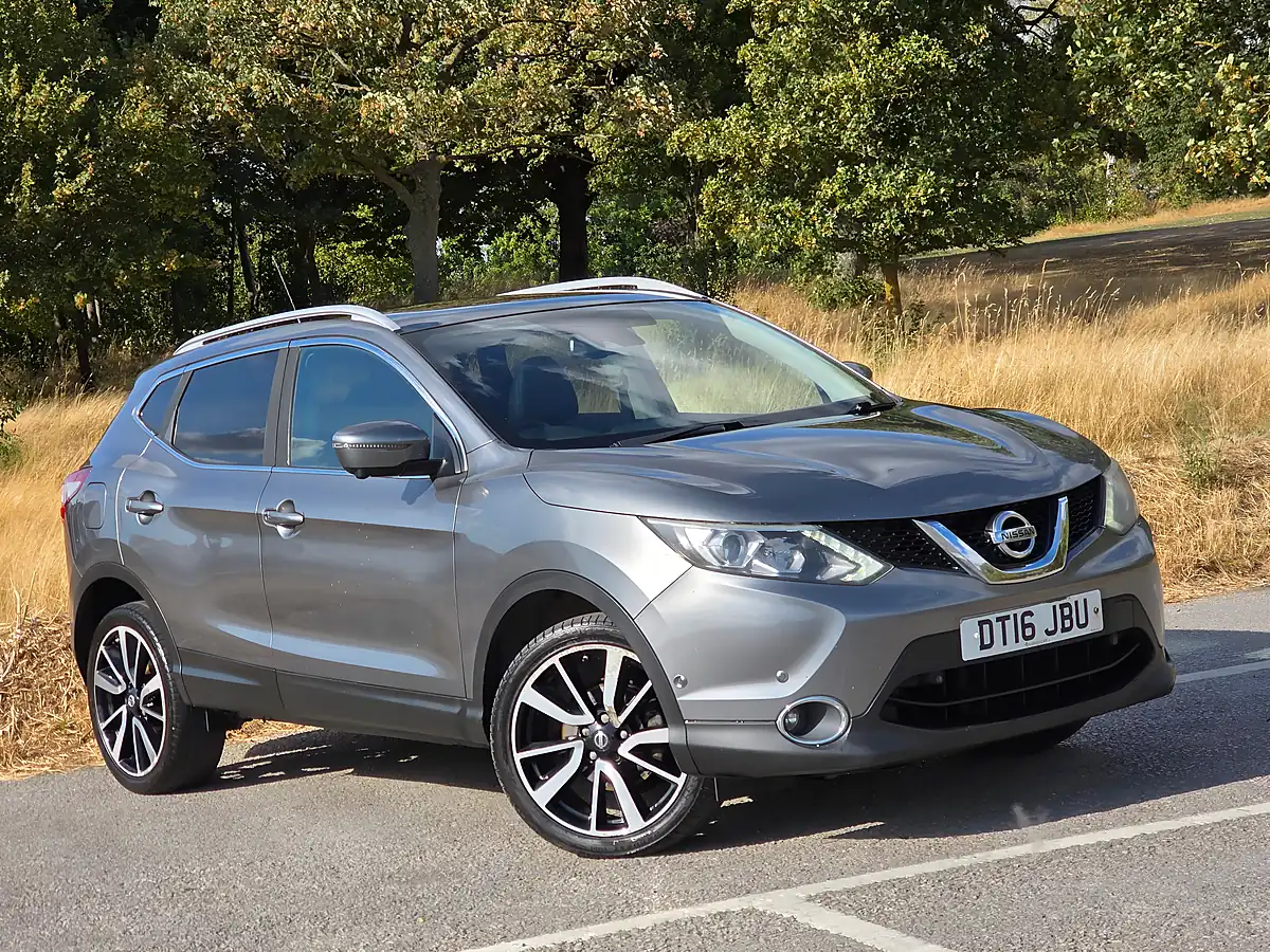 Used 2016 Nissan Qashqai Tekna Grey - Front View