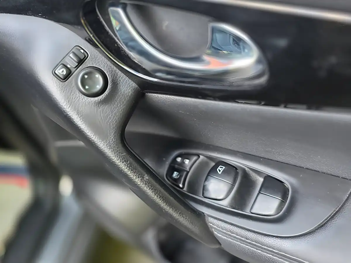 Used 2016 Nissan Qashqai Tekna Grey - Interior and Exterior details 12