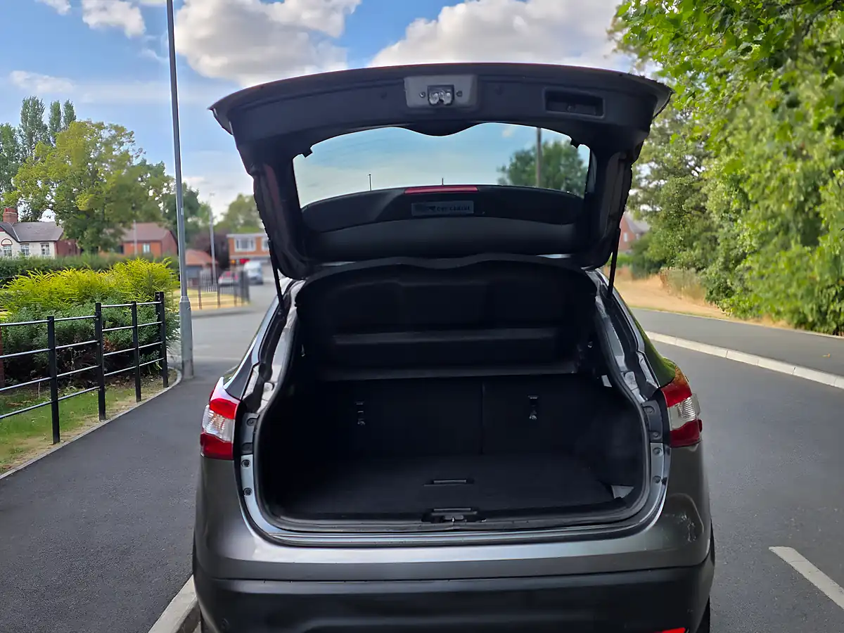Used 2016 Nissan Qashqai Tekna Grey - Interior and Exterior details 18