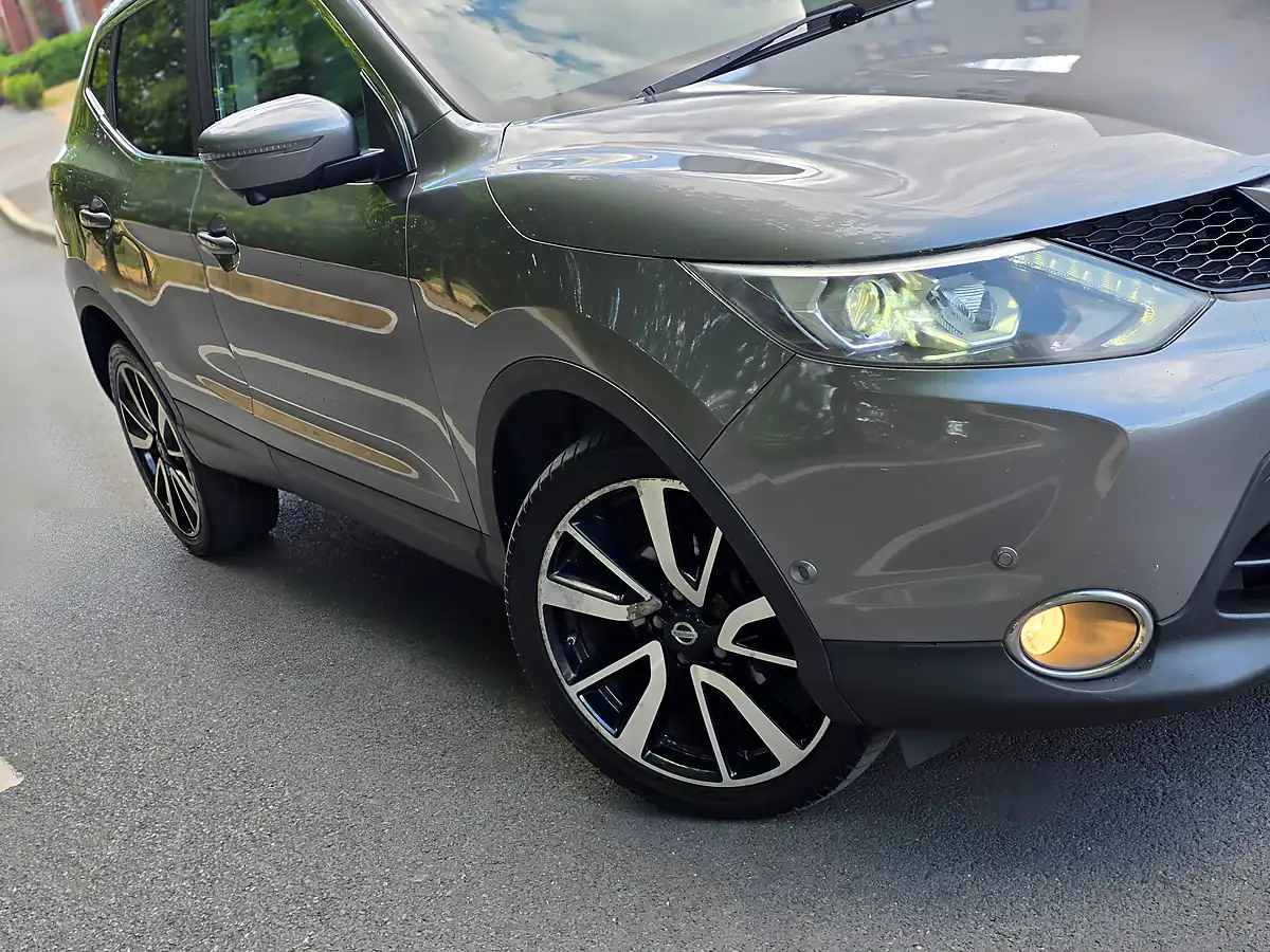 Used 2016 Nissan Qashqai Tekna Grey - Interior and Exterior details 19