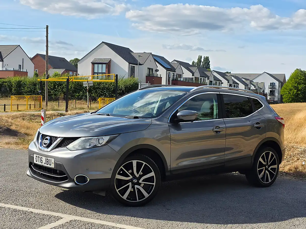 Used 2016 Nissan Qashqai Tekna Grey - Interior and Exterior details 3