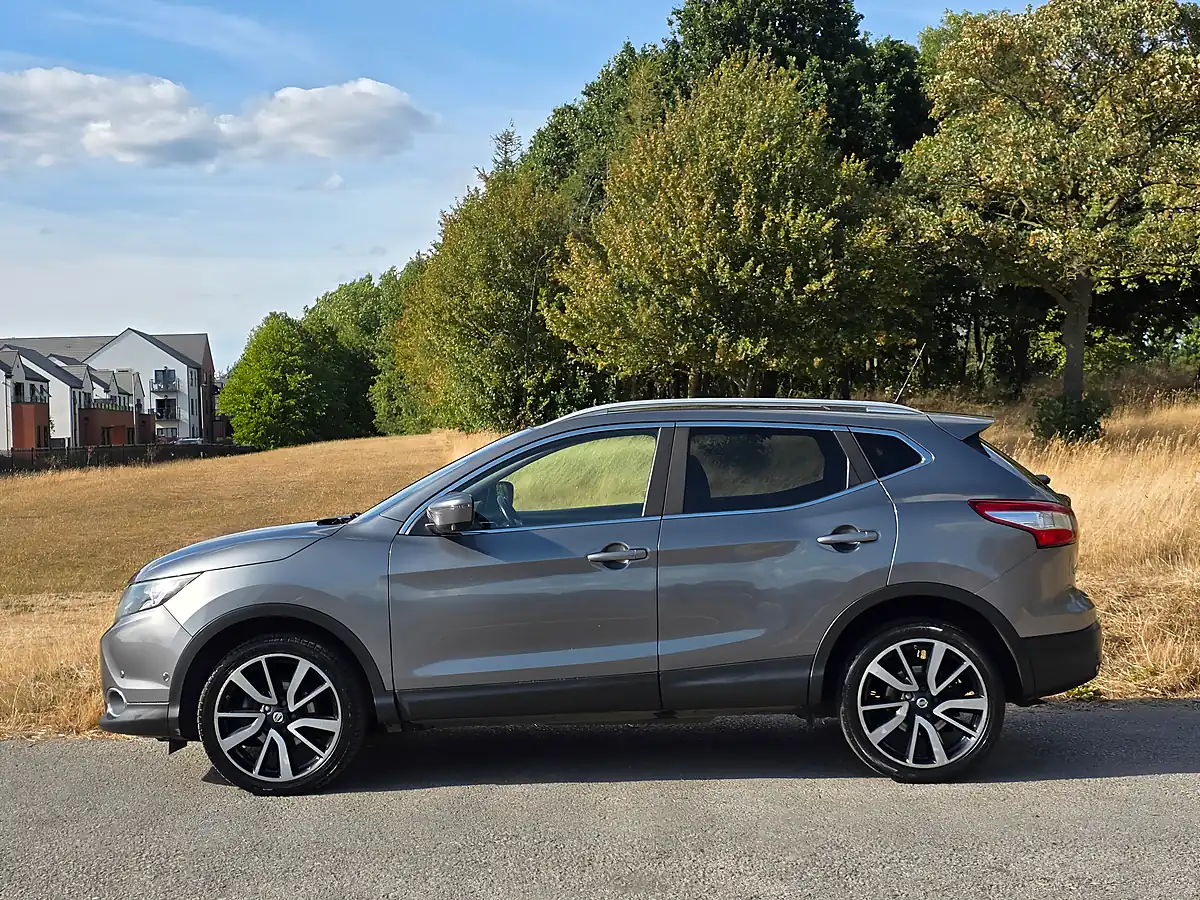 Used 2016 Nissan Qashqai Tekna Grey - Interior and Exterior details 4