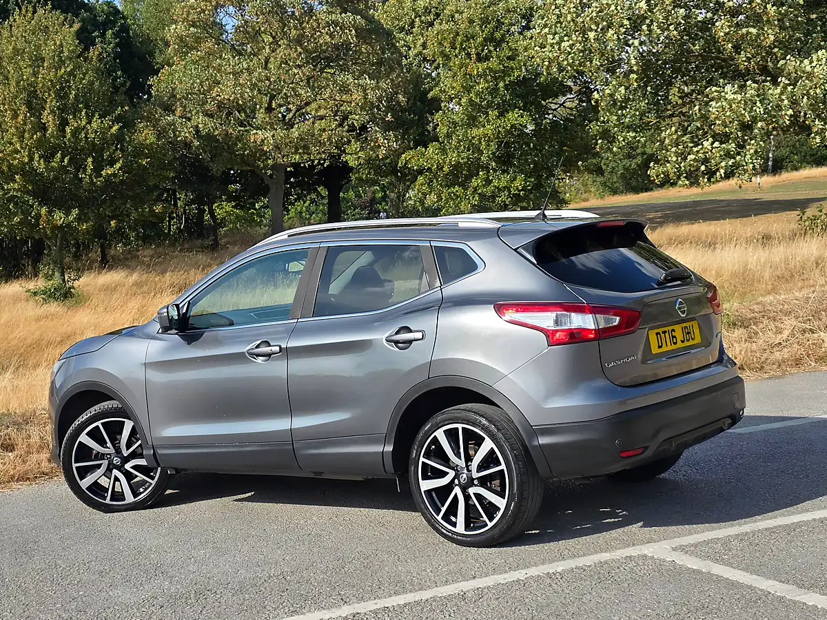 Used 2016 Nissan Qashqai Tekna Grey - Interior and Exterior details 5