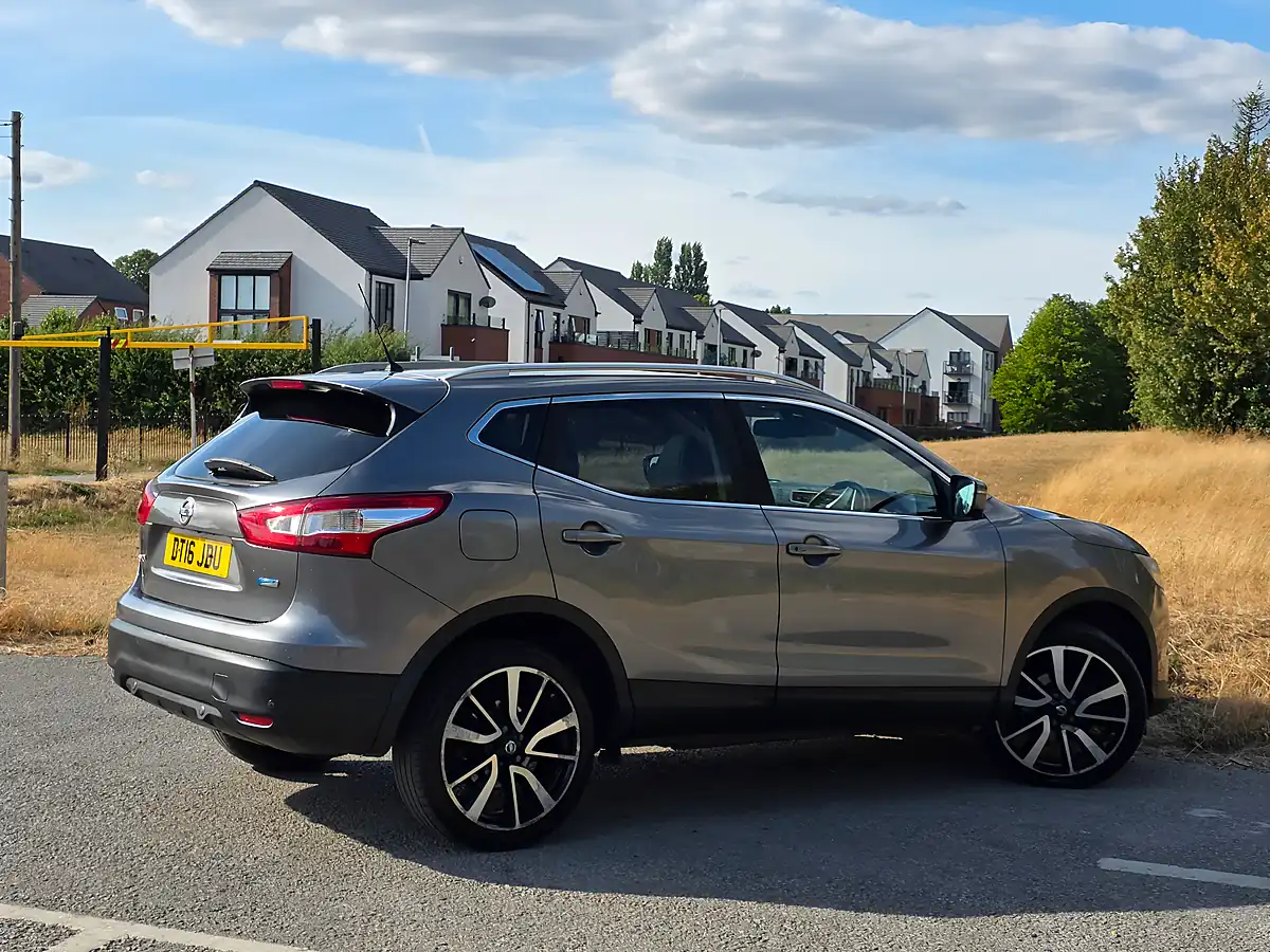 Used 2016 Nissan Qashqai Tekna Grey - Interior and Exterior details 7