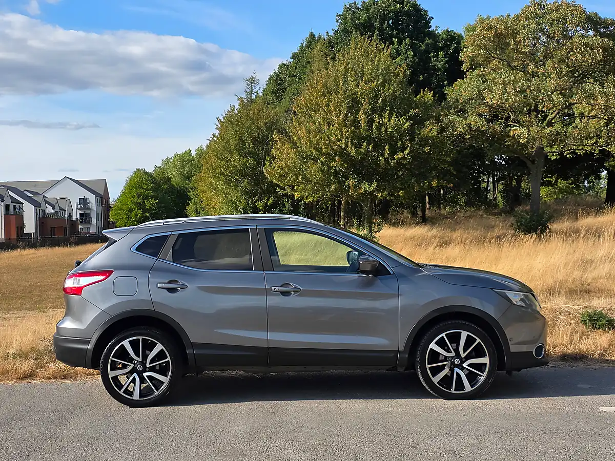 Used 2016 Nissan Qashqai Tekna Grey - Interior and Exterior details 8