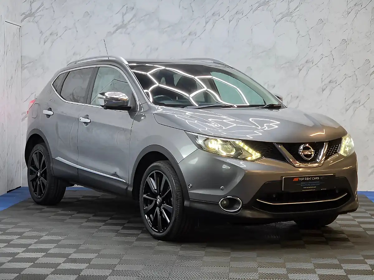 Used 2016 Nissan Qashqai Tekna Grey - Front View