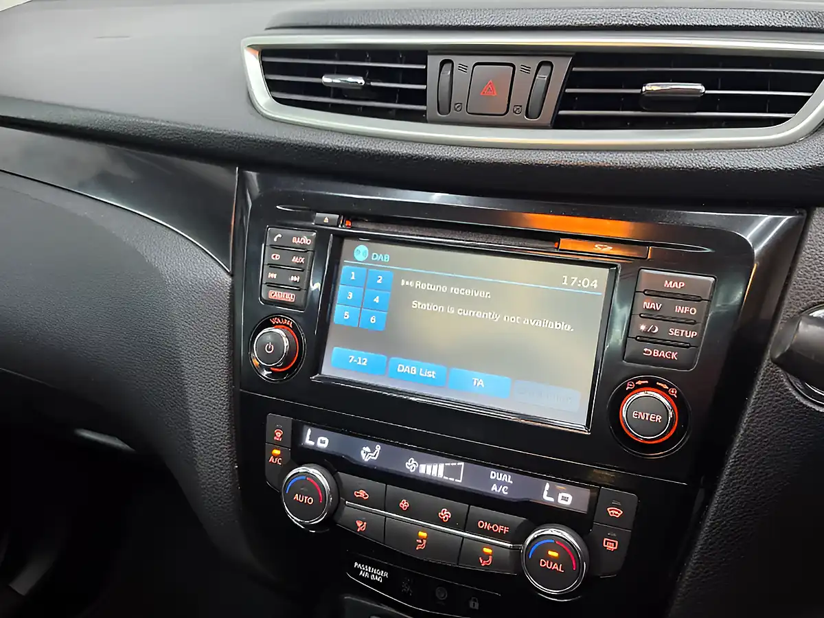 Used 2016 Nissan Qashqai Tekna Grey - Interior and Exterior details 14