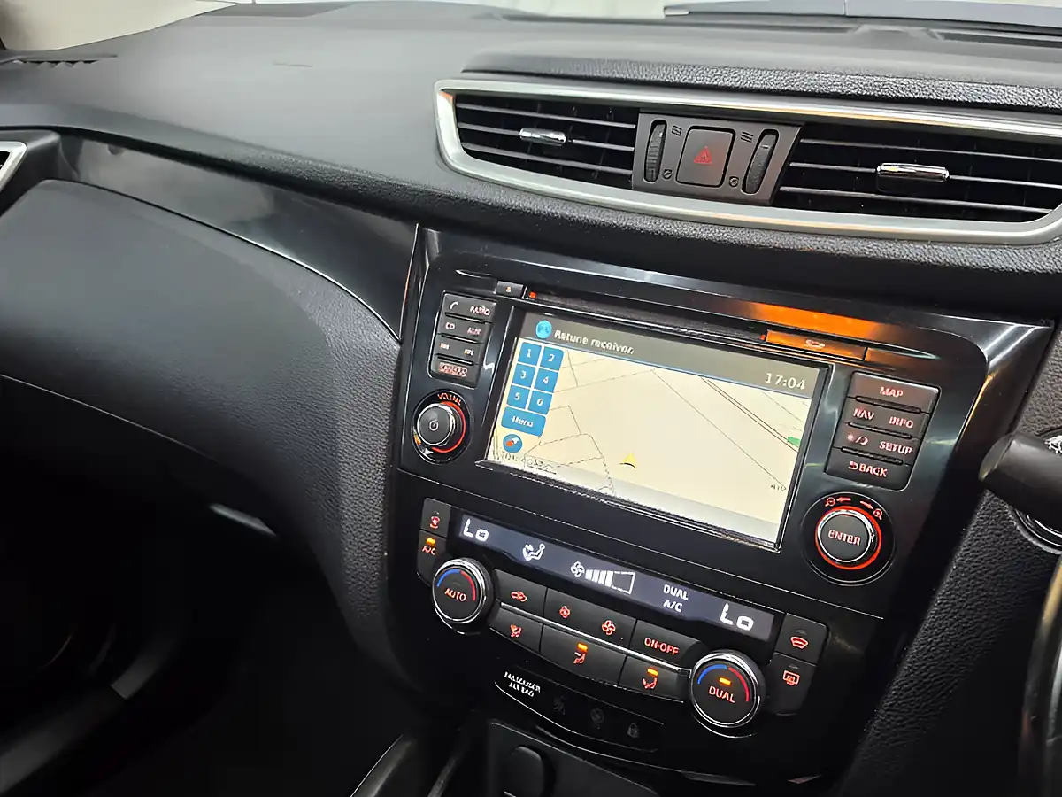 Used 2016 Nissan Qashqai Tekna Grey - Interior and Exterior details 15