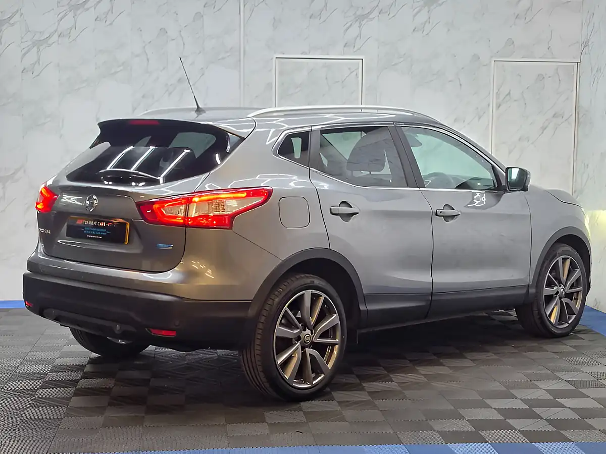 Used 2016 Nissan Qashqai Tekna Grey - Interior and Exterior details 9