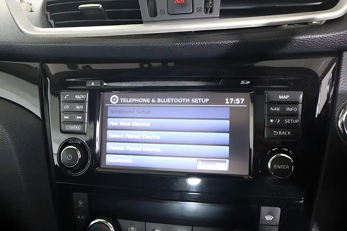 Used 2016 Nissan Qashqai Tekna Grey - Interior and Exterior details 16