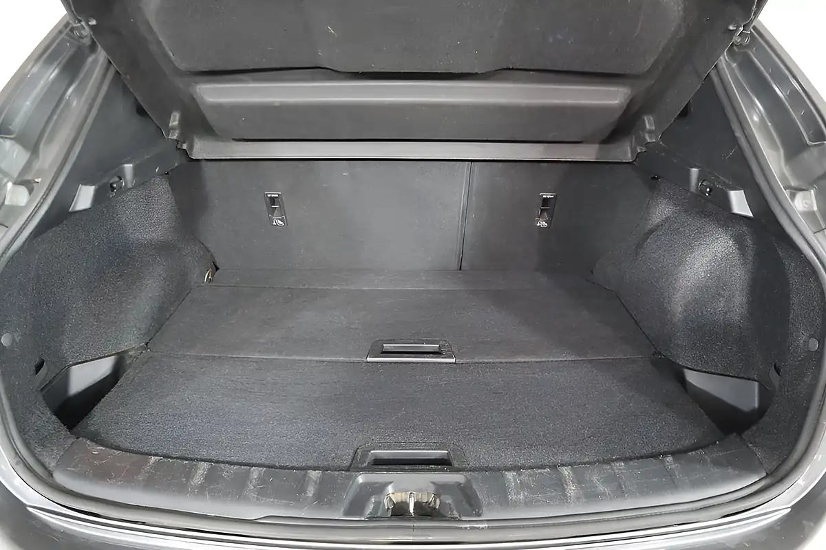 Used 2016 Nissan Qashqai Tekna Grey - Interior and Exterior details 9