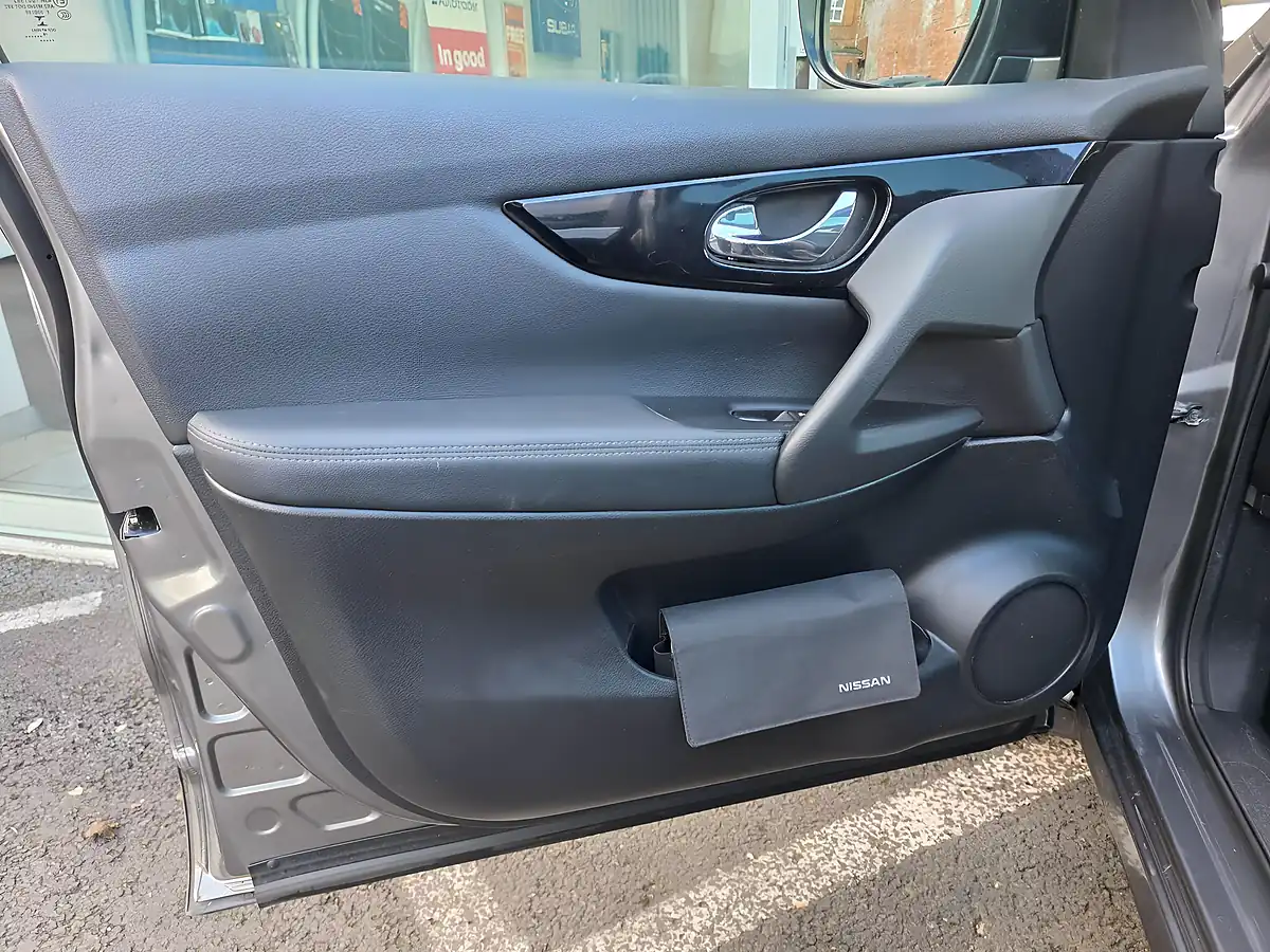 Used 2016 Nissan Qashqai Tekna Grey - Interior and Exterior details 13