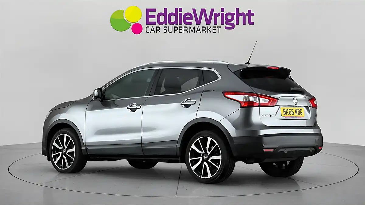 Used 2016 Nissan Qashqai Tekna Grey - Interior and Exterior details 5