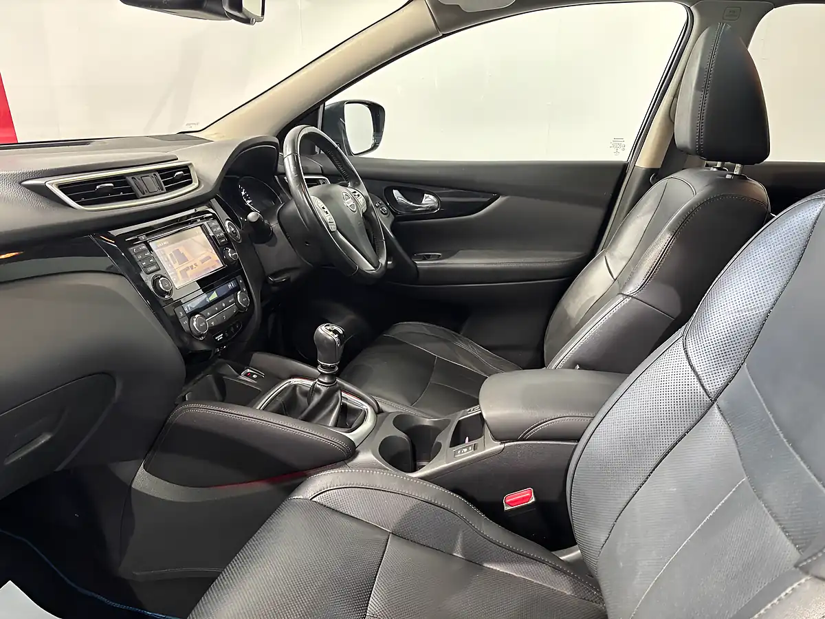 Used 2016 Nissan Qashqai Tekna Ink Blue - Interior and Exterior details 12