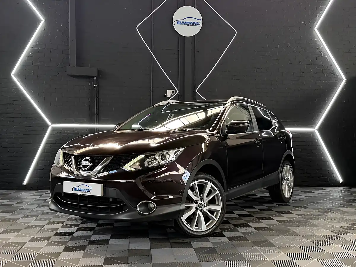 Used 2016 Nissan Qashqai Tekna Metallic Black - Front View