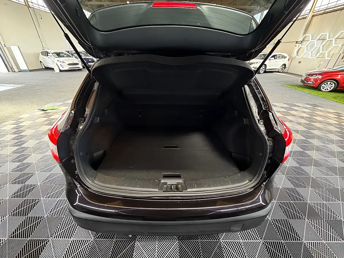 Used 2016 Nissan Qashqai Tekna Metallic Black - Interior and Exterior details 3