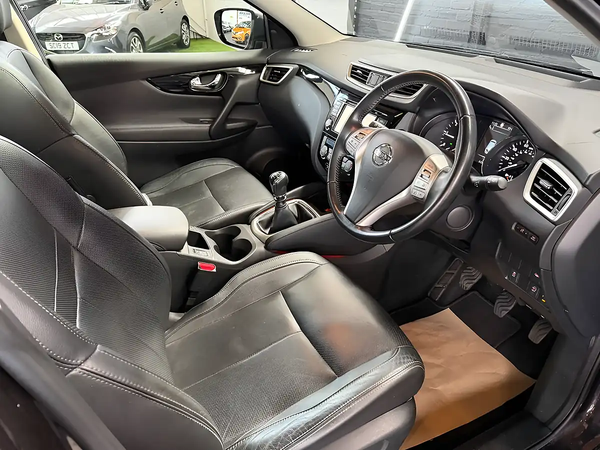 Used 2016 Nissan Qashqai Tekna Metallic Black - Interior and Exterior details 7