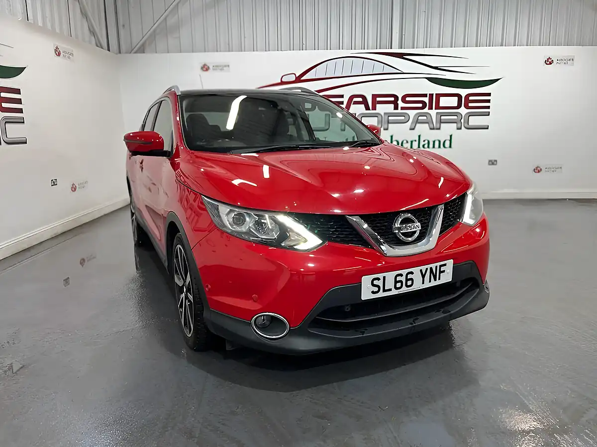 Used 2016 Nissan Qashqai Tekna Red - Front View