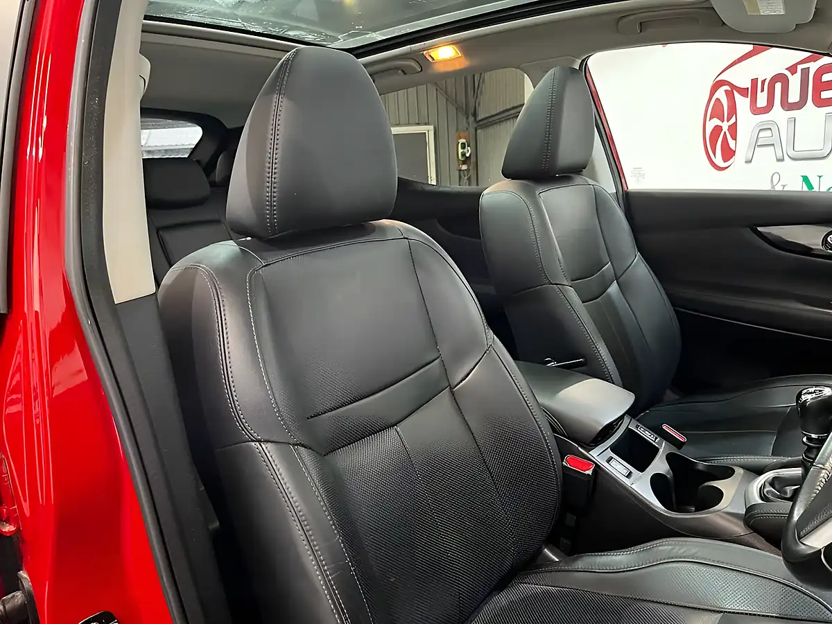 Used 2016 Nissan Qashqai Tekna Red - Interior and Exterior details 11