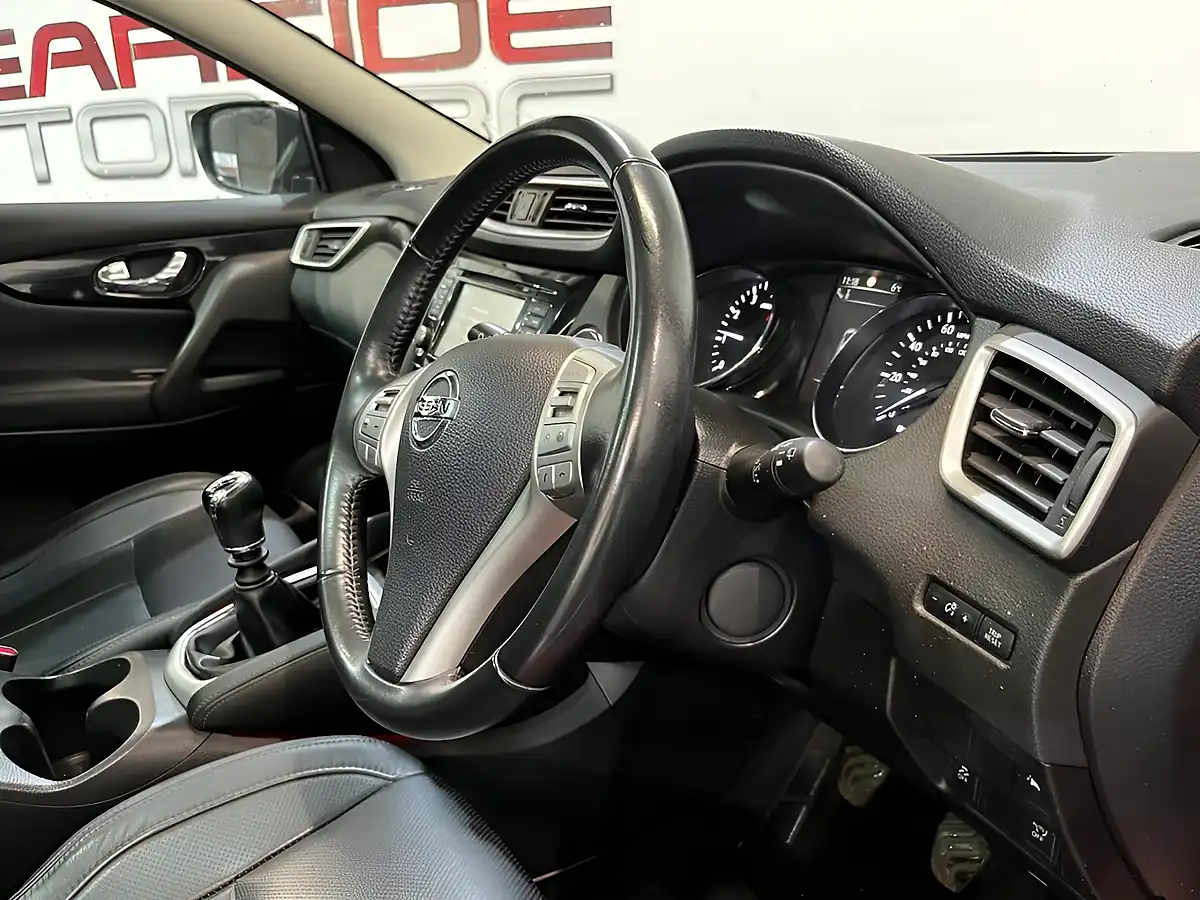 Used 2016 Nissan Qashqai Tekna Red - Interior and Exterior details 12