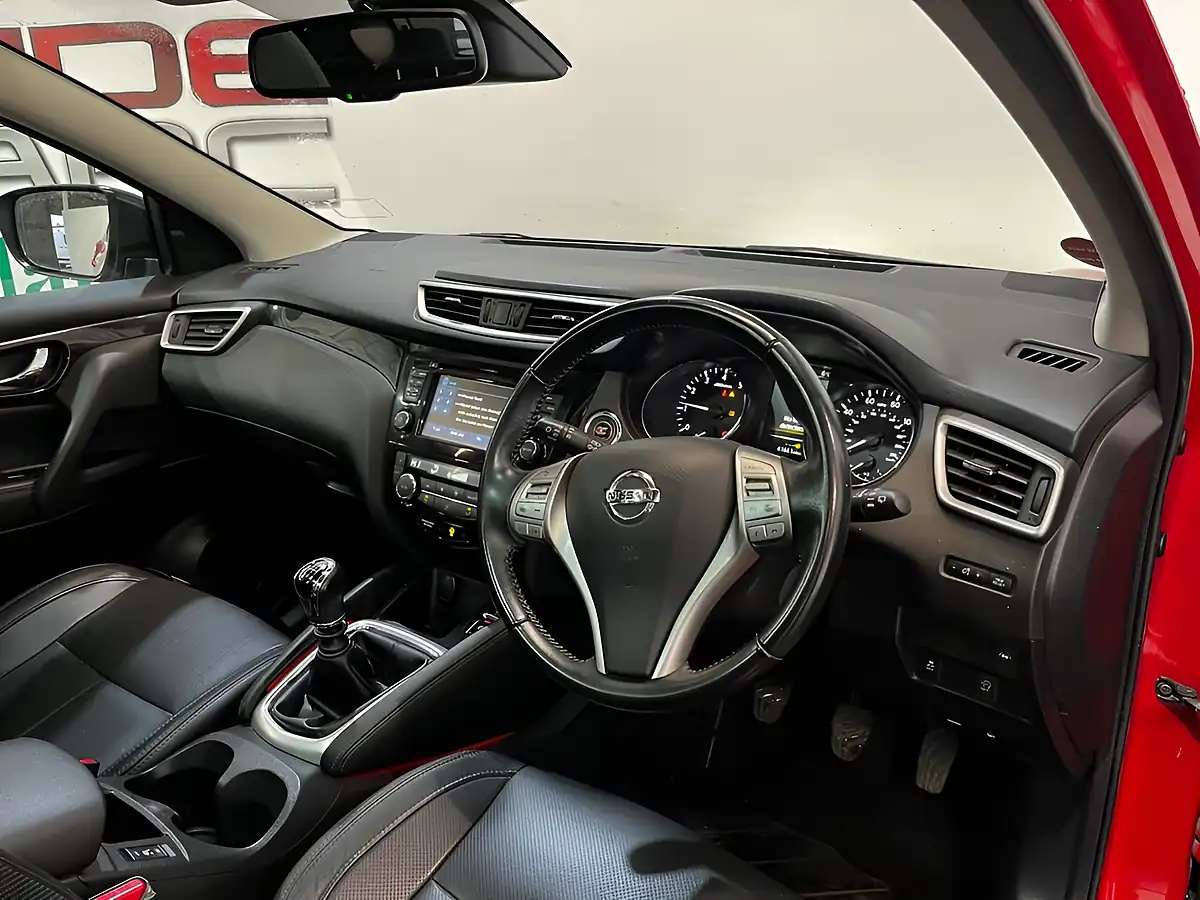 Used 2016 Nissan Qashqai Tekna Red - Interior and Exterior details 13