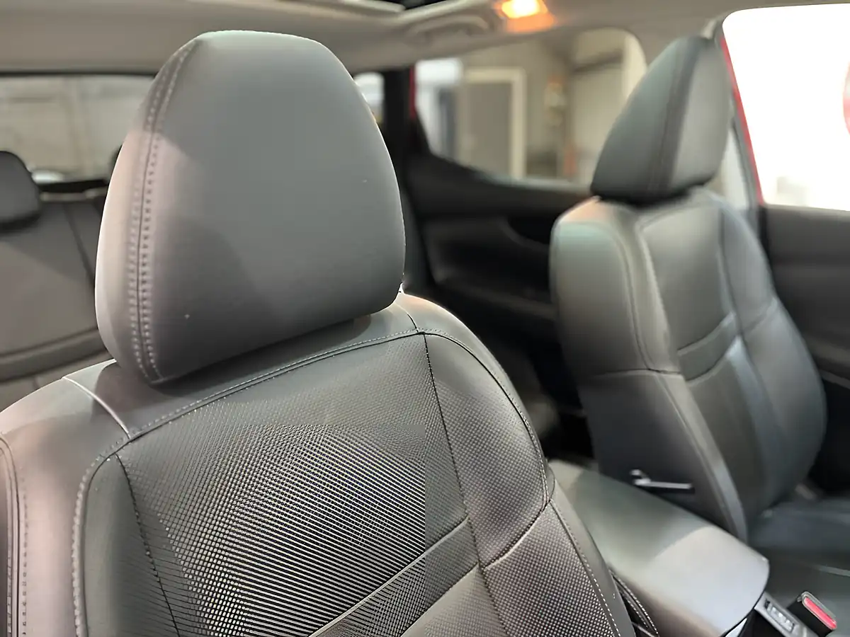 Used 2016 Nissan Qashqai Tekna Red - Interior and Exterior details 14