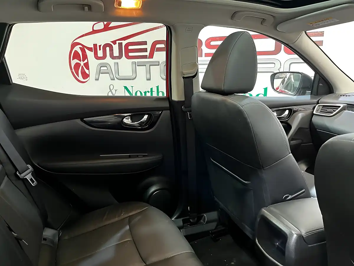 Used 2016 Nissan Qashqai Tekna Red - Interior and Exterior details 16